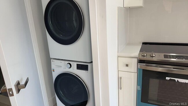 Building Photo - 165-02 Sanford Ave