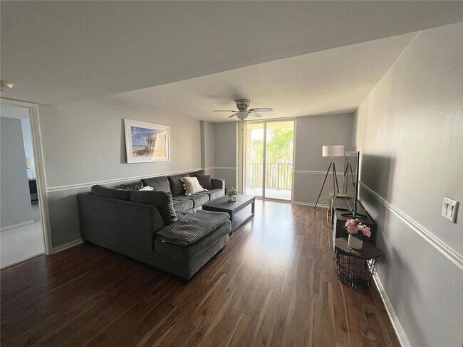 Building Photo - 520 SE 5 Ave