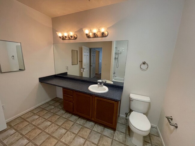 Building Photo - Englewood 2 Bedroom, 2 Bath Condo (Availab...