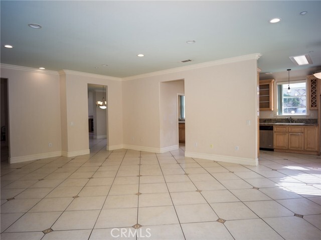 Building Photo - 146 W Le Roy Ave