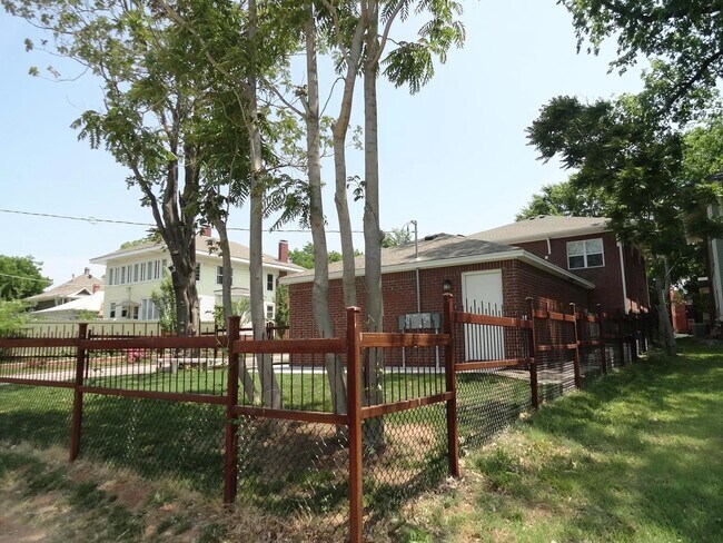 Building Photo - 1026 N Denver Ave