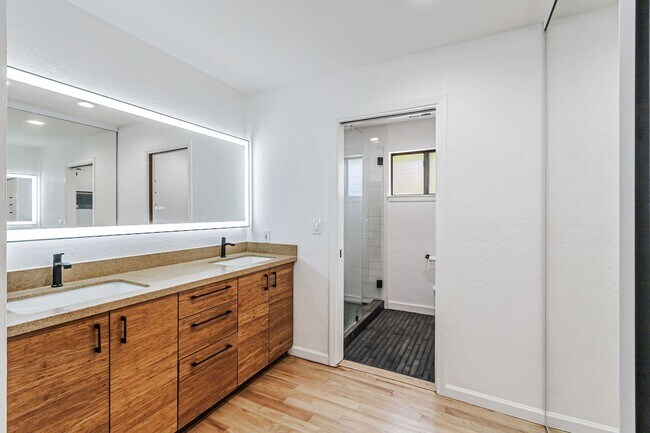 Building Photo - Beautiful 4-Bedroom 2-Bathroom Home