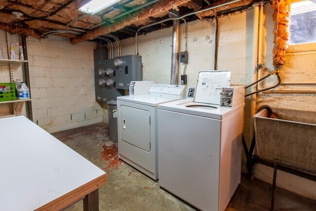 Building Photo - Charming One Bedroom Unit in Fourplex with Original Hardwoods, Breakfast Nook, Detached Garage