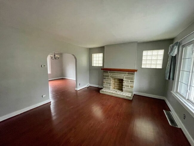 Primary Photo - 3 bed 1 bath - Westview, great area, washe...