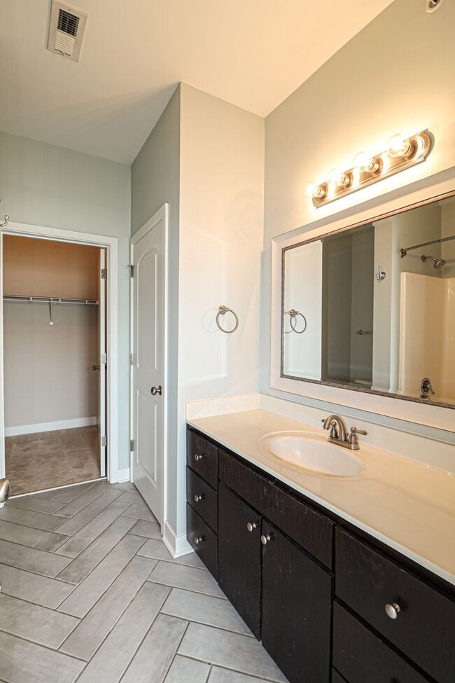 Building Photo - 3 story townhome with Uptown View