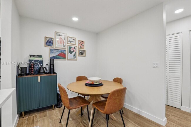 Building Photo - 2926 S University Dr