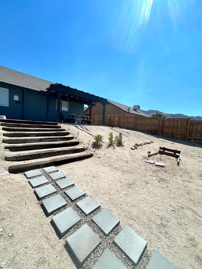 Building Photo - Furnished 3 Bedroom 2 Bathroom Home
