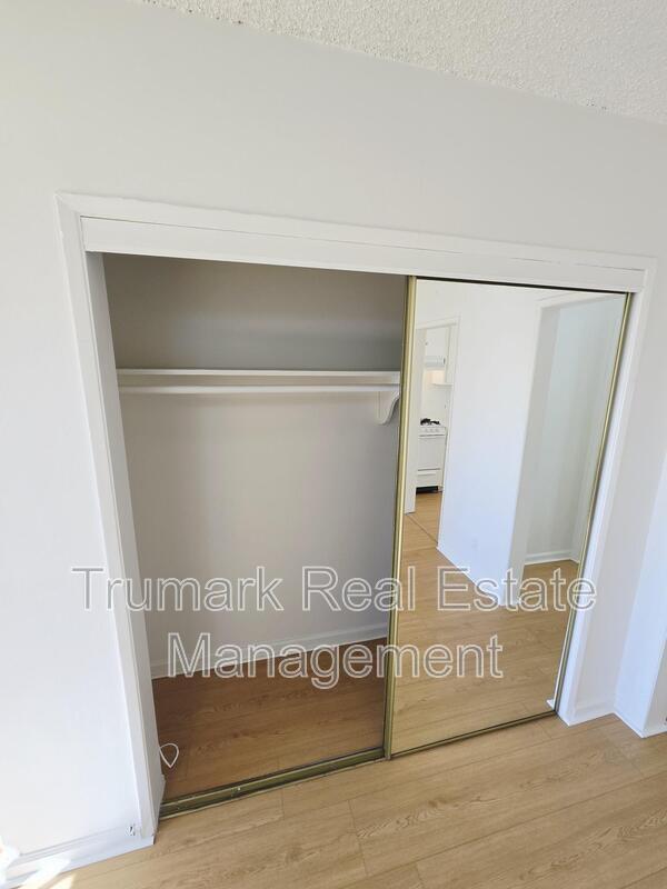 Building Photo - 345 E Tujunga Ave