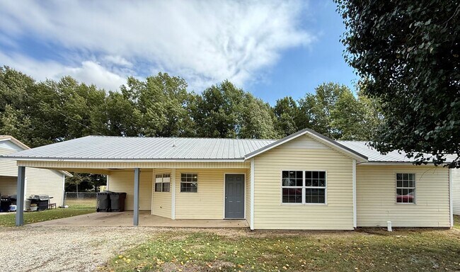 Building Photo - 3 Bedroom/2 Bathroom HOME FOR THE HOLIDAYS...