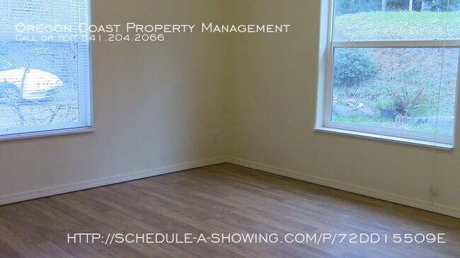 Building Photo - Gorgeous View 3 Bedroom House