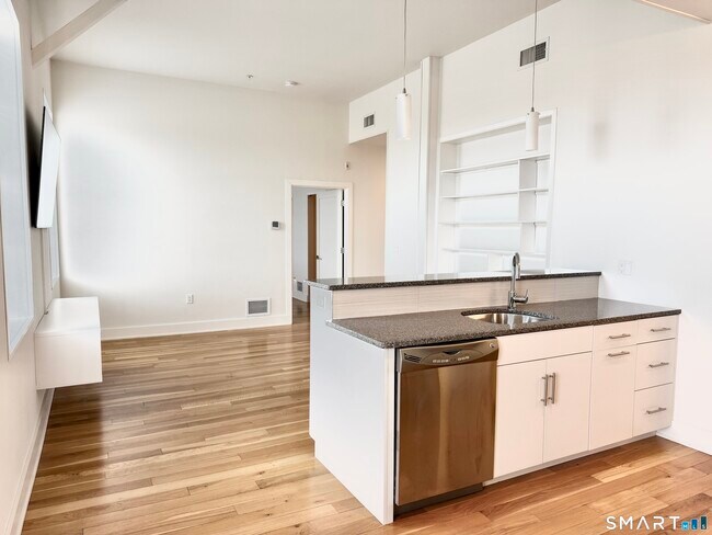 Building Photo - 60 Willow St