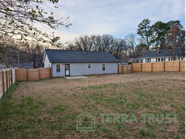 Building Photo - 806 Grace Ave