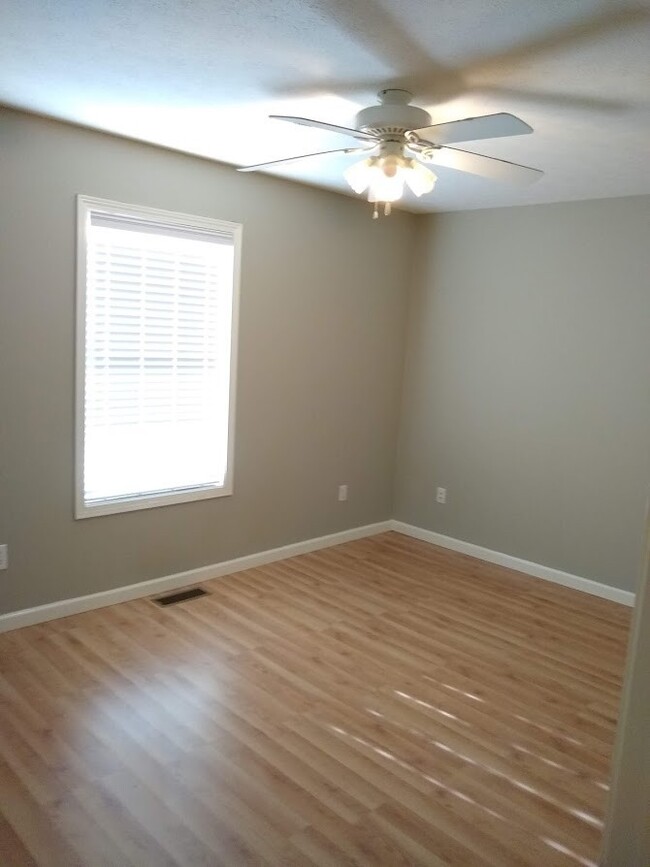 Building Photo - 2 bedroom Townhome: Oaklawn Park!