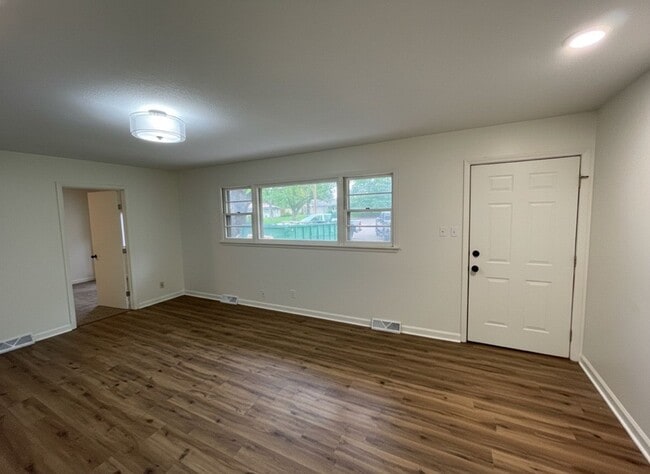 Building Photo - Stadium Street Fully Remodeled 4 bedroom 2 bathroom