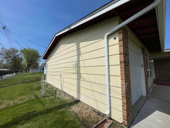 Building Photo - 690 Wiethaupt Rd