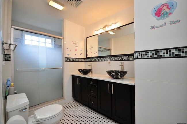 Building Photo - 3 Maplecrest Ln