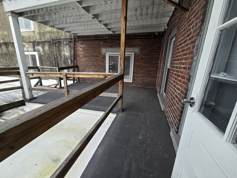 Building Photo - 584 Main St