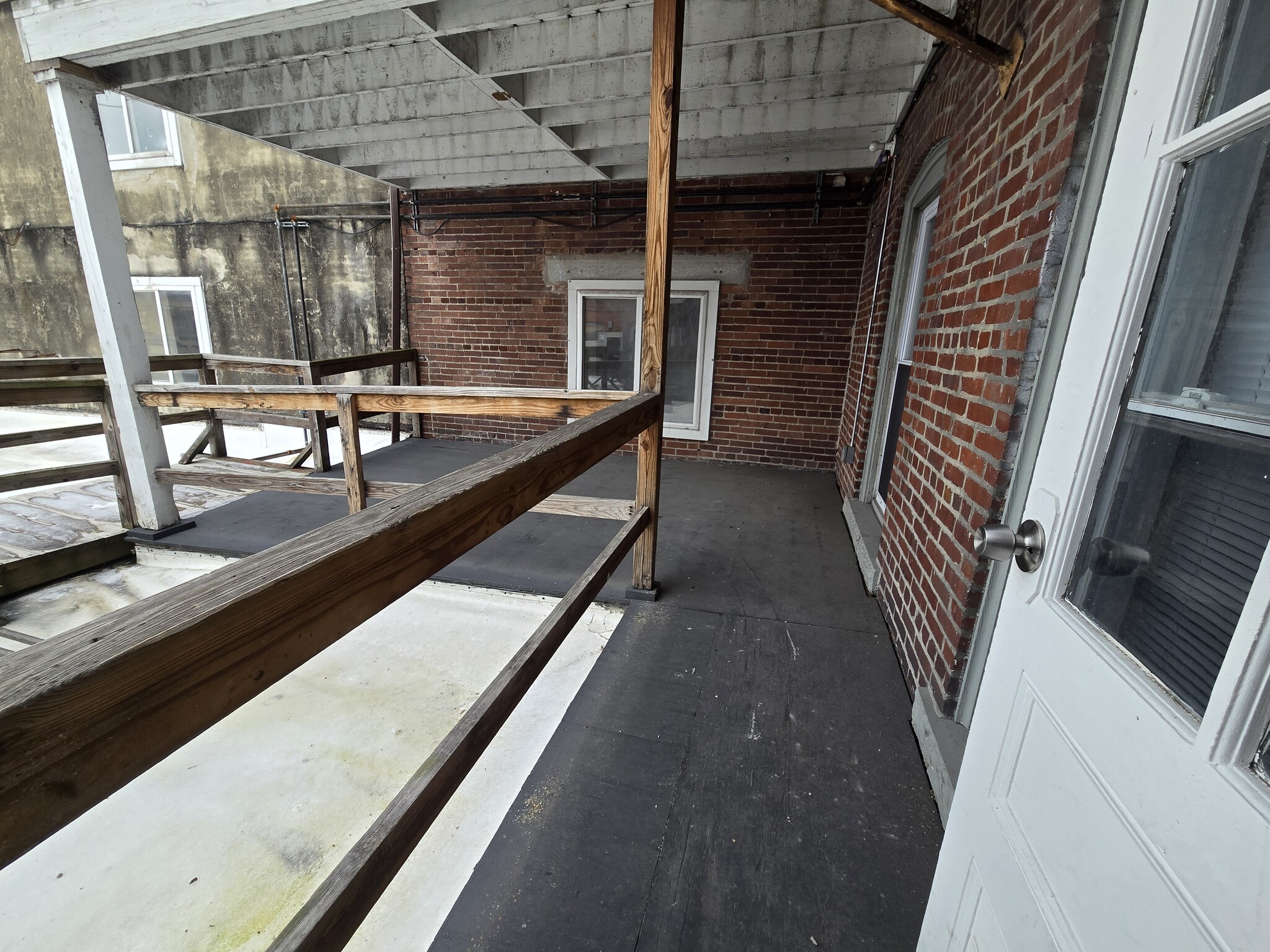 Building Photo - 584 Main St