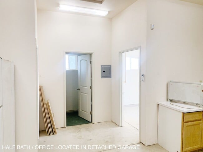 Building Photo - 3 bedroom home w/ large shop & office space!