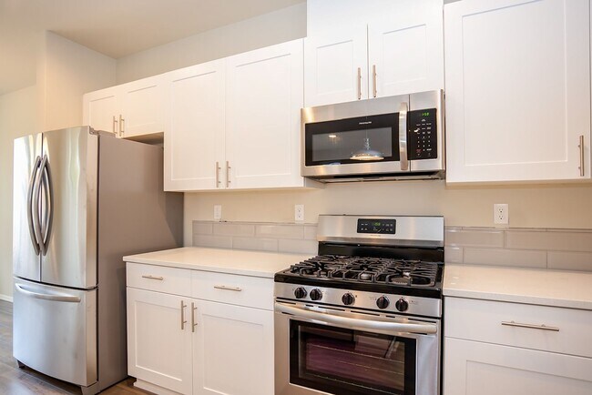 Building Photo - End-Unit Townhome in Desirable Midtown Neighborhood