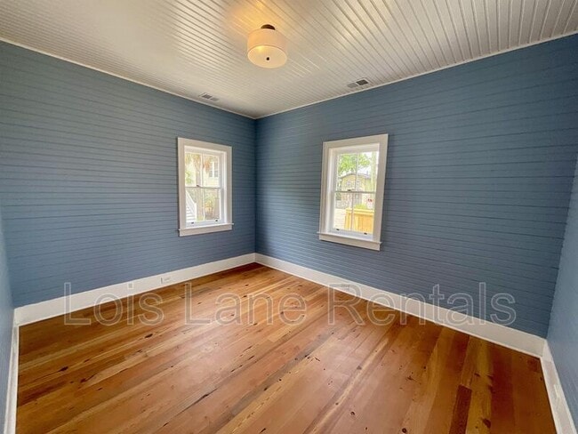 Building Photo - 5 Sheppard St