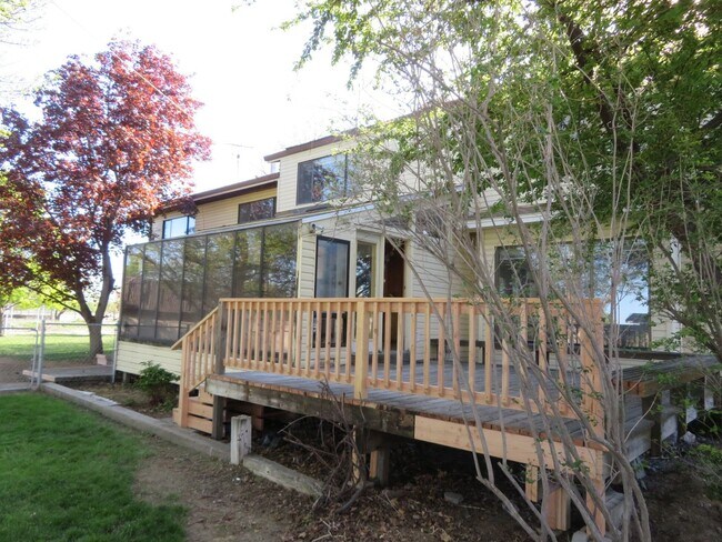 Building Photo - Huge Tri-Level Duplex