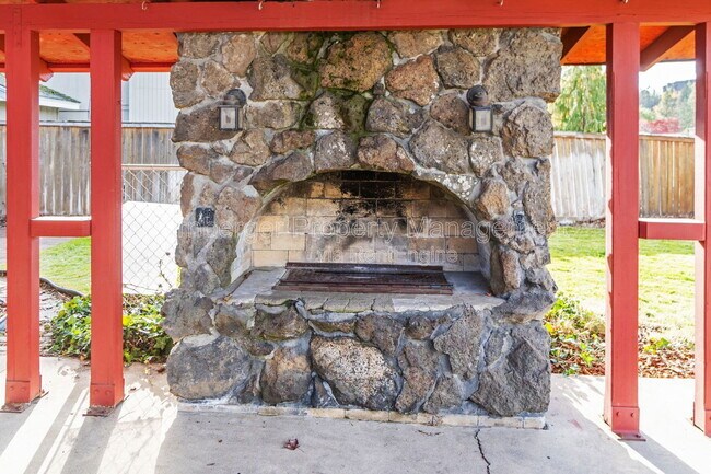 Building Photo - 1003 W Eastmont Way