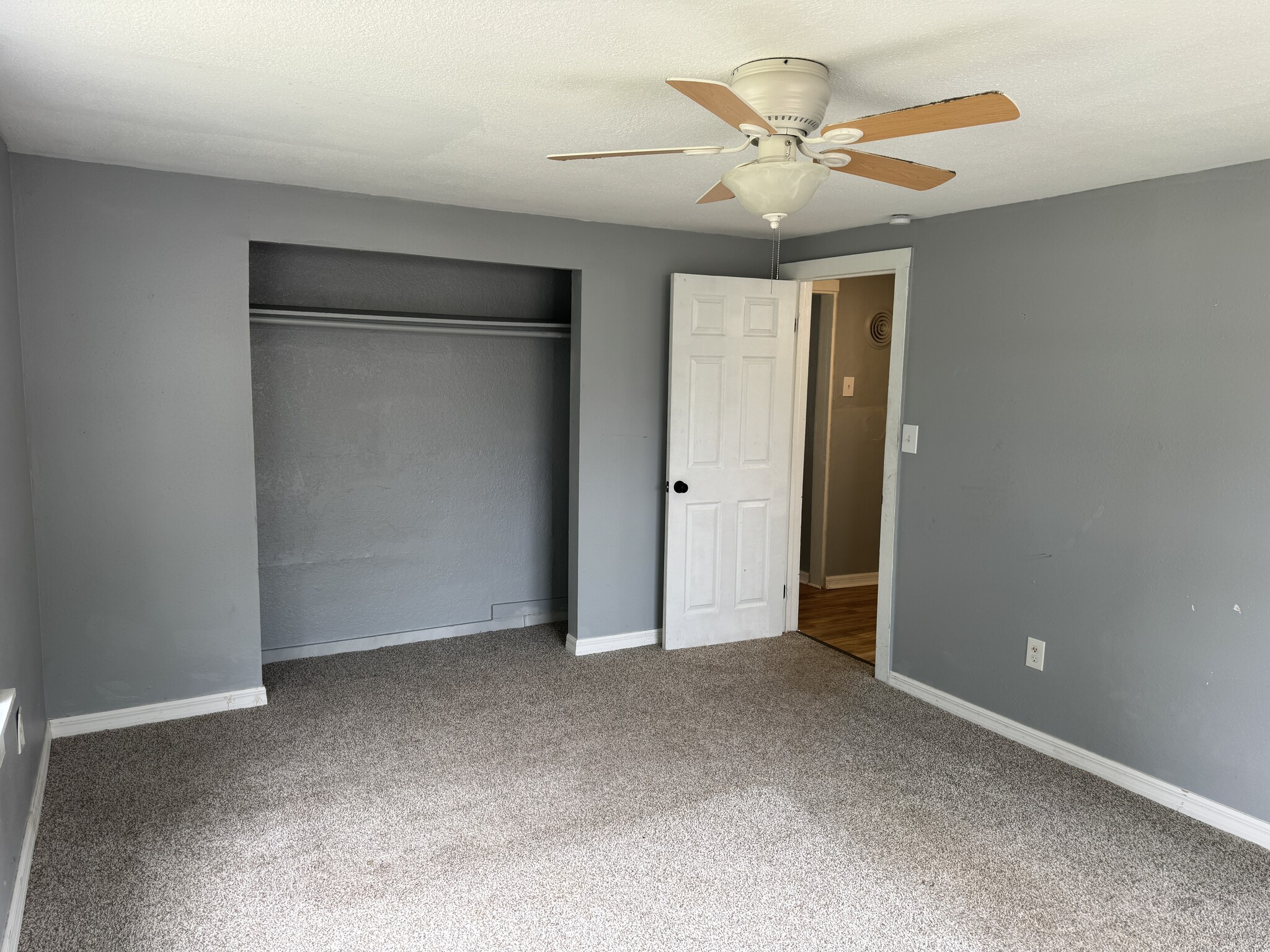 Building Photo - 605 Center Ave