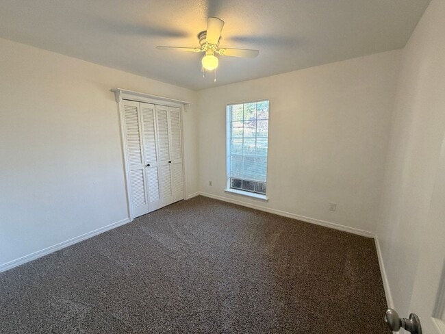 Building Photo - Large home ready for tenant....