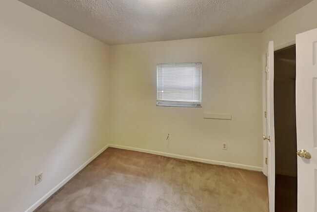 Building Photo - 1620-1636 Indianola Ave-1630