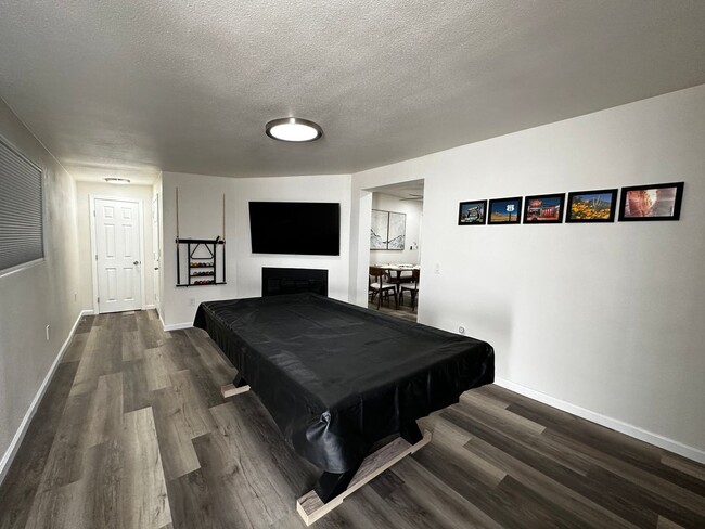 Building Photo - Beautiful Newly Remodeled Furnished Home: ...