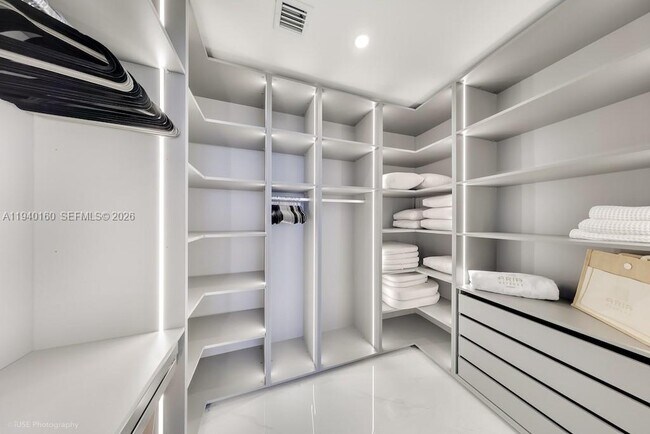 Building Photo - 700 NE 24th St