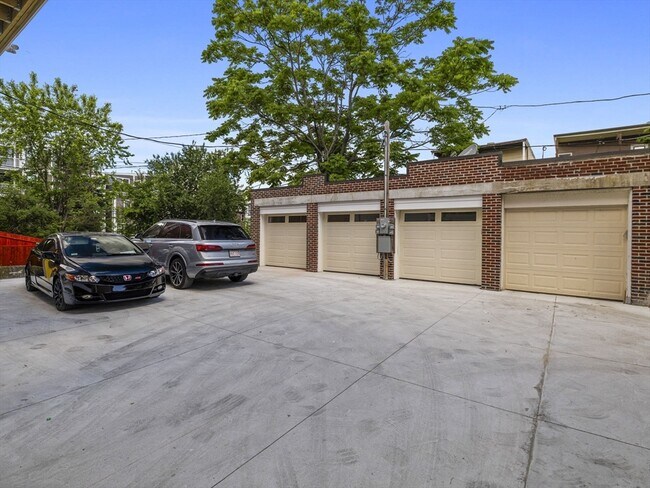 Building Photo - 944 E Broadway