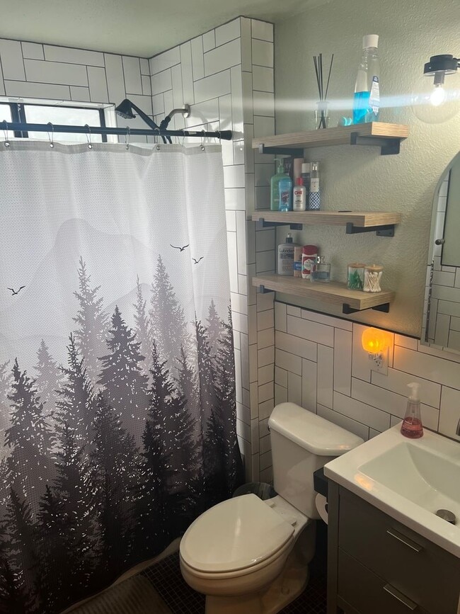 Building Photo - $500 OFF FIRST MONTH'S RENT WITH A SIGNED ...