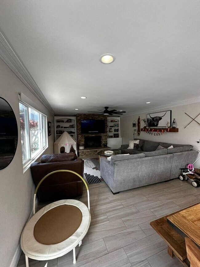 Building Photo - Gorgeous 3-Bedroom 2 bath Home with Pool A...