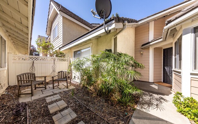 Building Photo - Beautiful Remodeled 2-Bedroom Single-Story Condo
