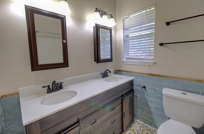 Building Photo - 809 Barrington Dr