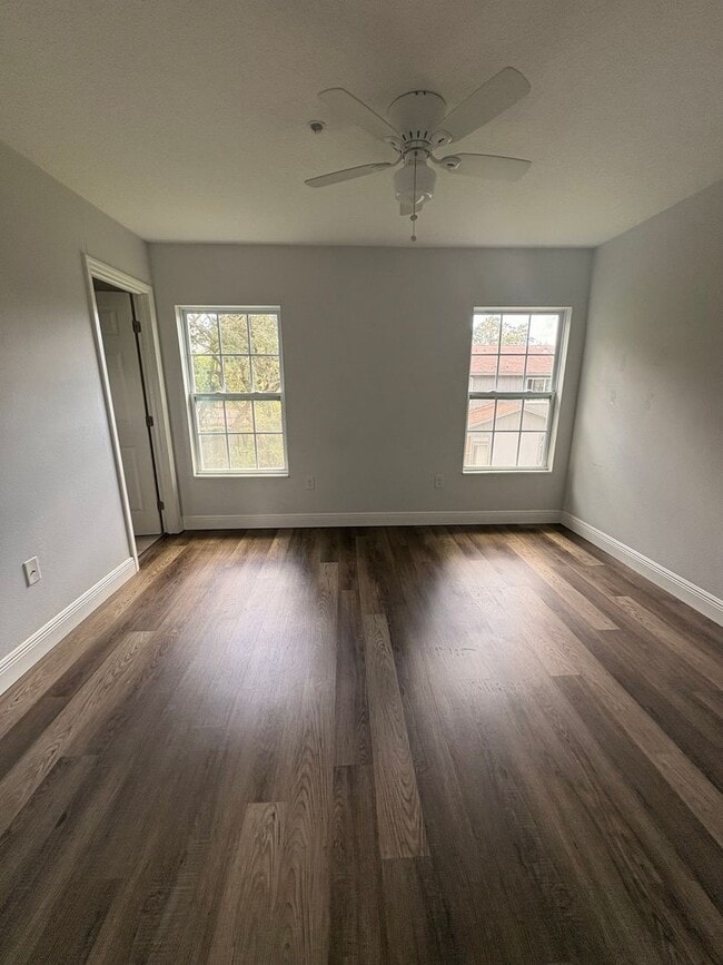 Building Photo - 3-bedroom, 2.5-bathroom townhome by UCF