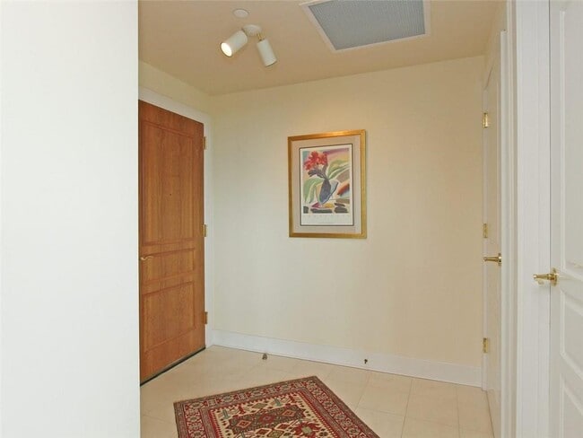 Building Photo - 700 Park Regency Pl NE