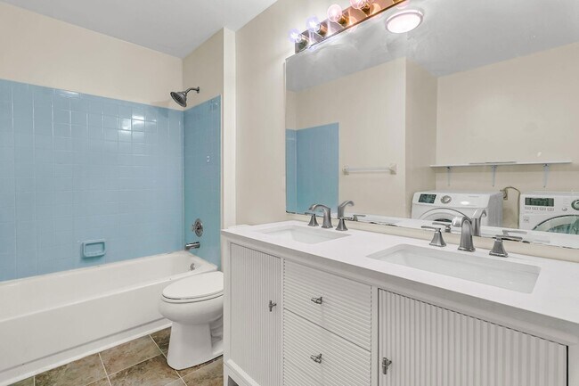 Building Photo - 121 Sully St