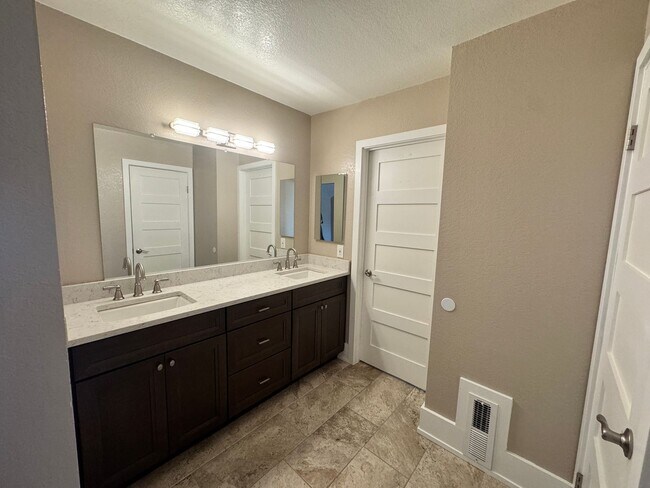 Building Photo - Beautiful 3-bed, 3-bath Home