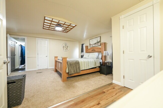 Building Photo - Modern Furnished 2 Bed/2 Bath Home • Laundry • Internet Included