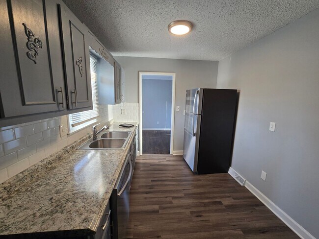 Building Photo - 3 Bedroom Ranch with large fenced in backyard