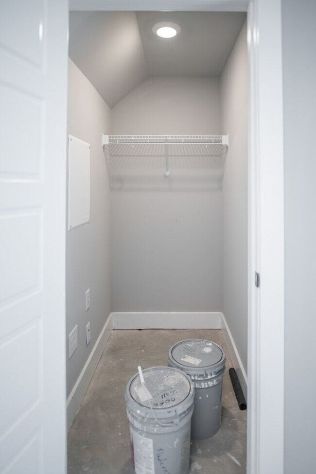 Building Photo - 2 BR 2.5 BA- Downtown Greenville Townhome- FOR RENT