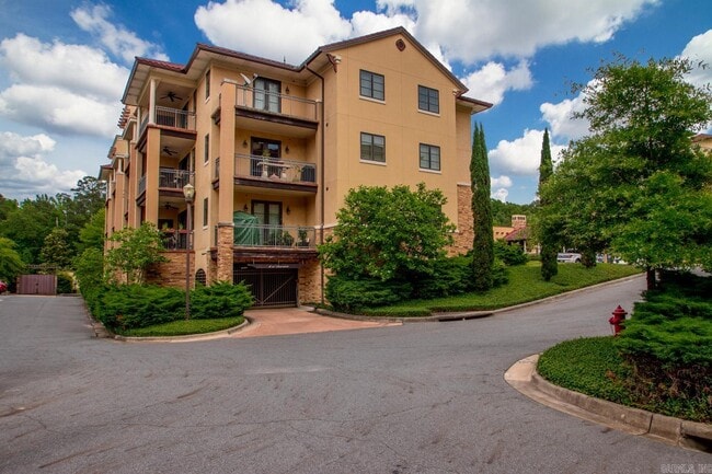 Building Photo - 601 Chenal Woods Dr