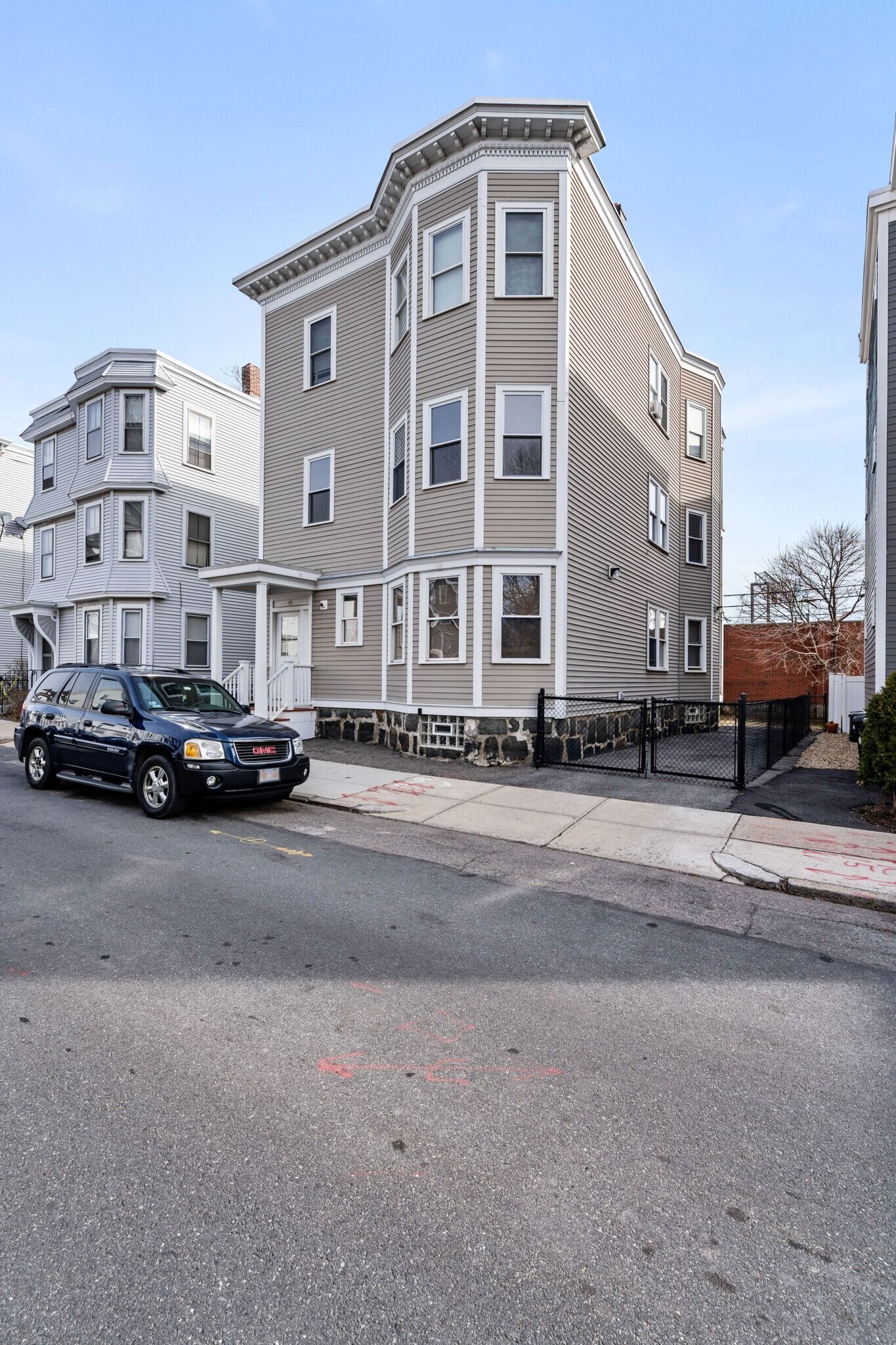 Building Photo - 93 Sydney St