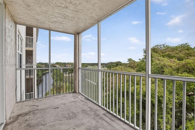Building Photo - 250 Jacaranda Dr