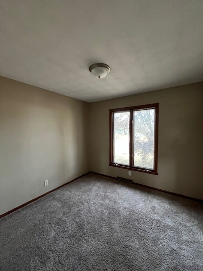 Building Photo - 3824 Skyview Dr