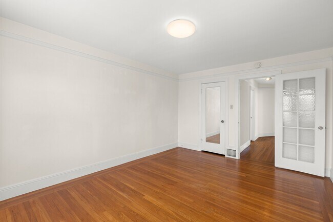 Building Photo - 2128 Bay St