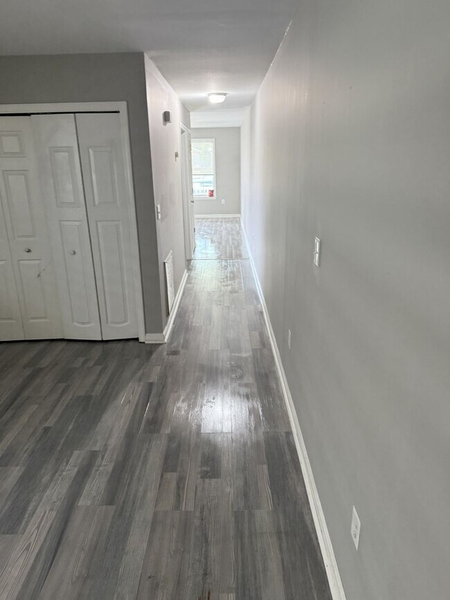 Building Photo - 4BR/ 1.5 bath House